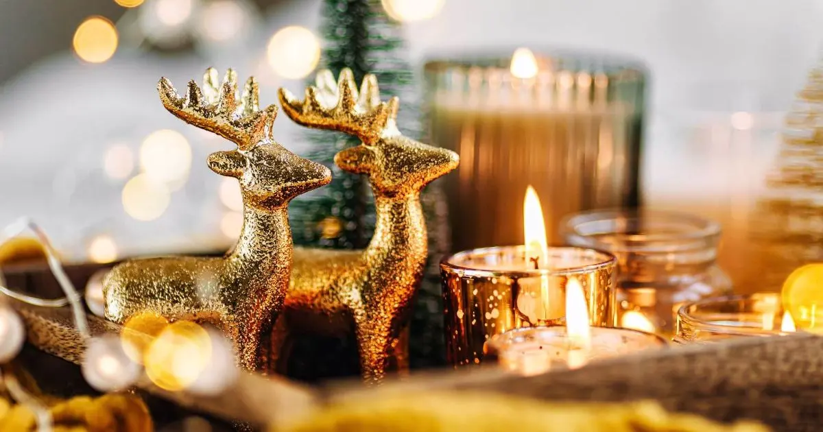 Your Baby’s First Christmas – Small Moments, First Memories Burning candles and Christmas decorations arranged on a wooden tray with a warm plaid, creating a cozy winter hygge atmosphere