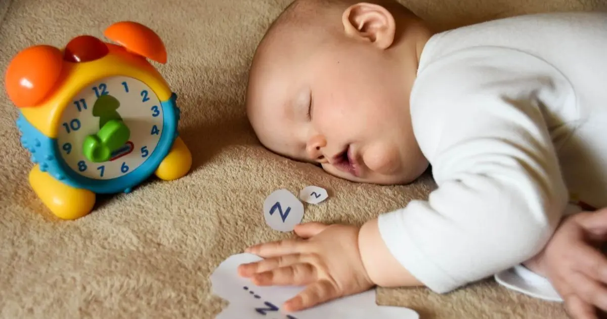 Baby Sleep Schedule: close-up of a sleeping baby with a speech bubble showing a bed, symbolizing healthy sleep cues and a gentle bedtime routine