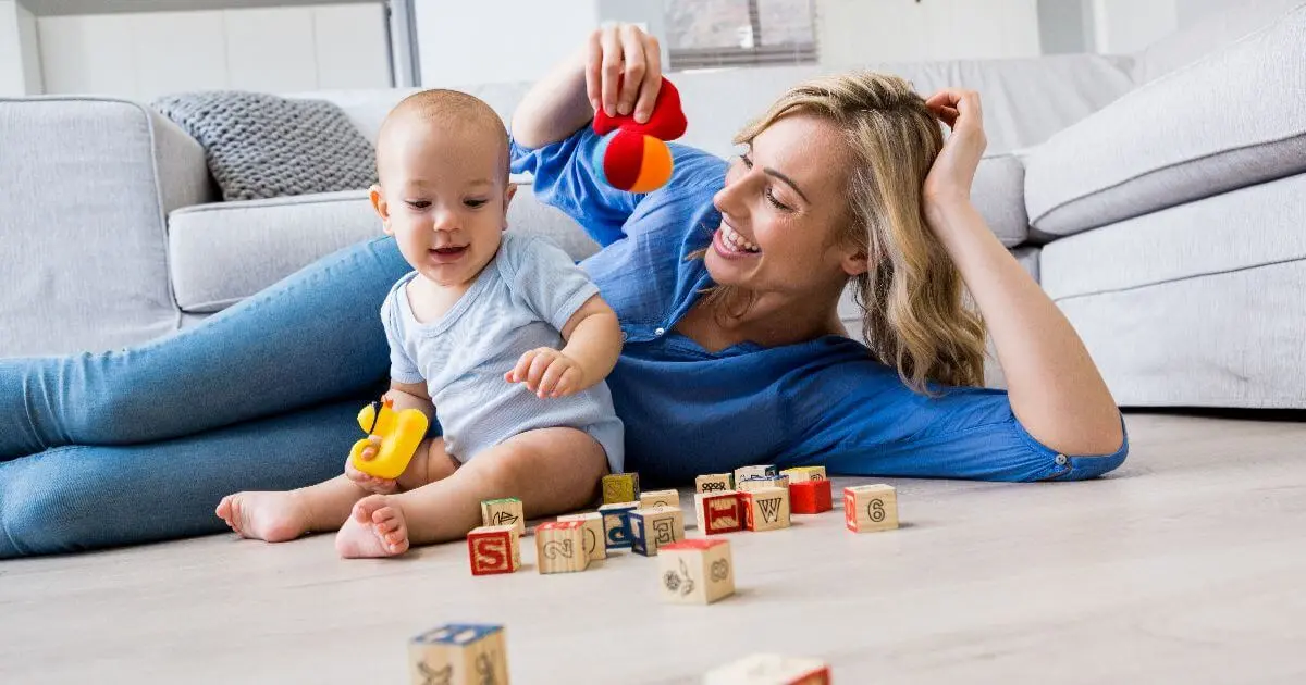 What to Watch for During Summer? Sensory Activities Toddlers and Babies Love (0–12 Months) Baby lying on a soft blanket surrounded by educational toys during Sensory Activities Toddlers enjoy, encouraging tactile exploration, visual stimulation, and early learning.