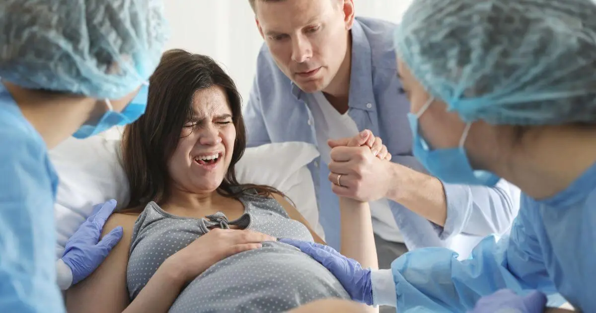 Partner-Supported Birth – A Shared Experience or Too Much Pressure? Woman giving birth in a maternity hospital with partner-supported birth assistance.