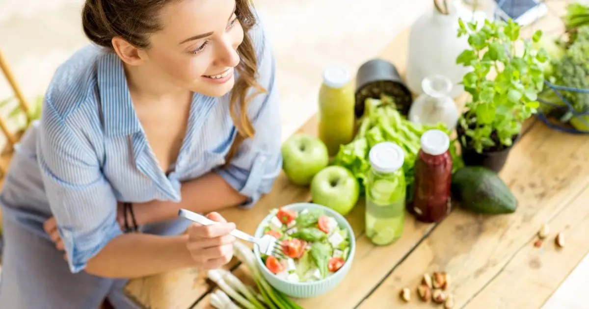 Infant Colic: mom choosing healthy foods during breastfeeding